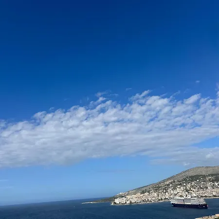 Two Bedroom Modern Seaview Apartment *