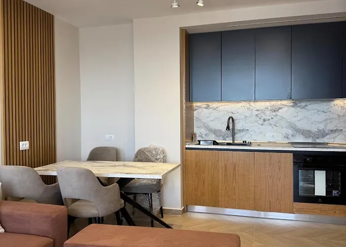 Two Bedroom Modern Seaview Apartment *