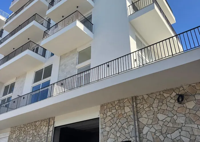 Two Bedroom Modern Seaview Apartment *