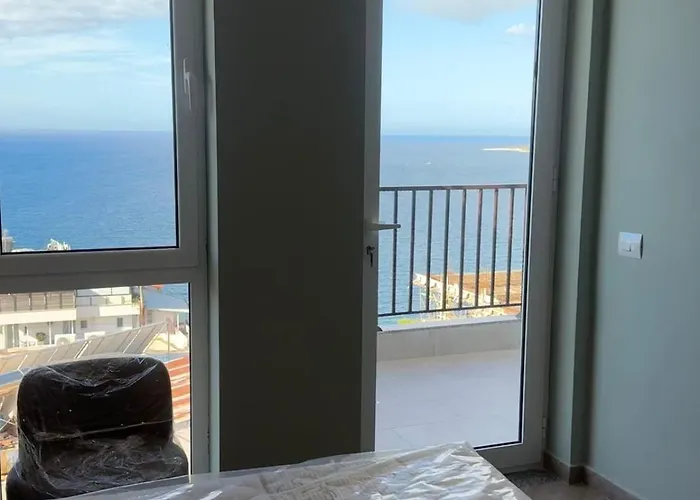 Two Bedroom Modern Seaview *